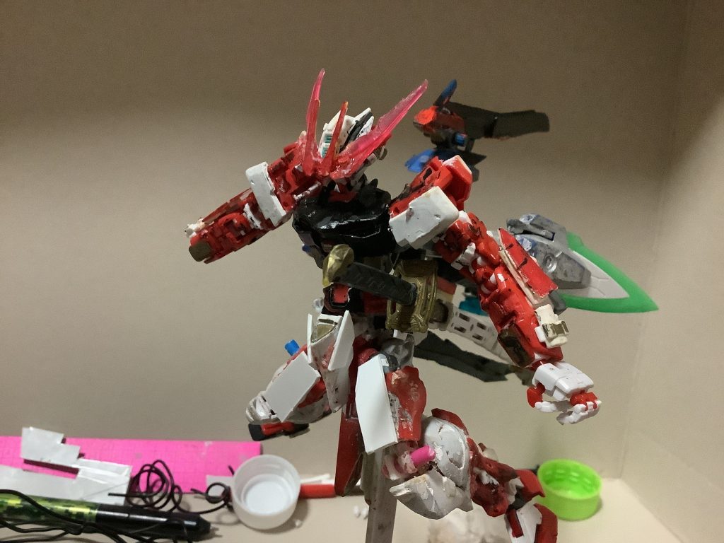 「ヴァリアブルドライブシステム」を発動した場合、機体の限界まで、トリオン粒子を放出し、通常のMSを圧倒的に凌駕する速度を叩き出すことができる。この時、RFフィールドという、外界の空気や、衝撃、Gから完全にシャットアウトする、フィールドが形成され、パイロットへの負担はかるくなる