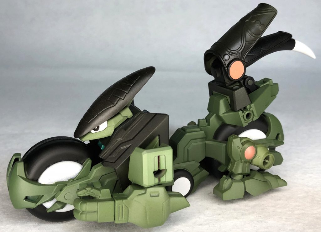 正面「トリニティバイク」をベースに制作前回「コライドン」「ミライドン」にトリニティバイクのカスタム機「赤兎馬」「碧竜駆」で制作していたので作品の一貫性ができたのが好印象！色合いはシンプルながらまとまって良い感じです♪