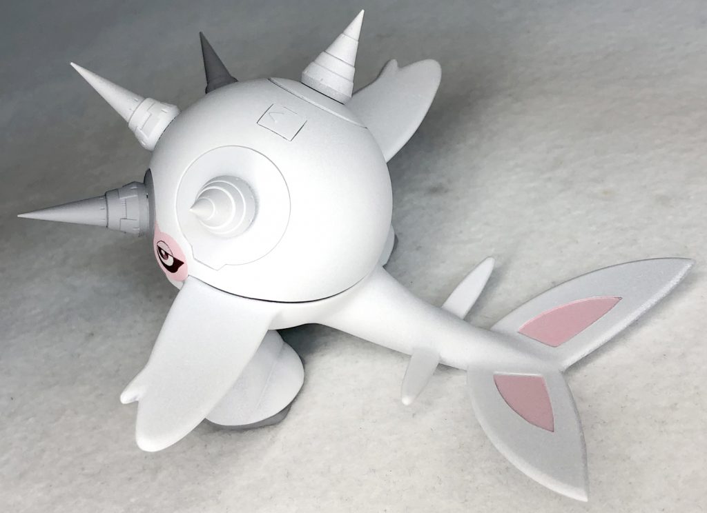 斜め上から大きな手と尻尾、尾びれと増設した部分は軒並み大振りで迫力増しに大貢献!