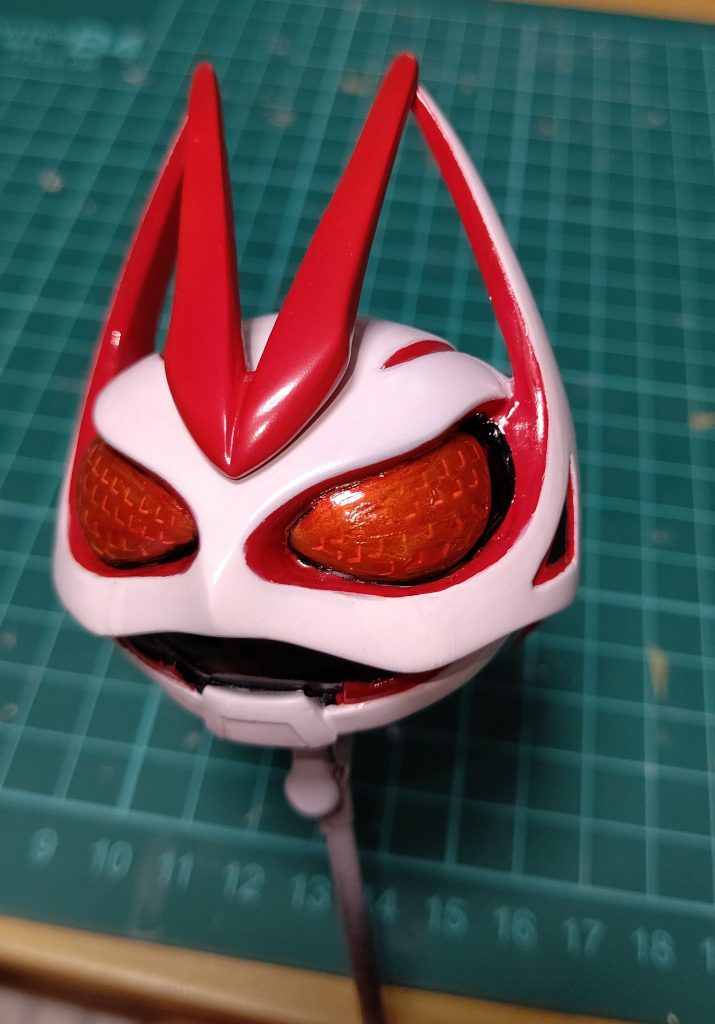 だいぶ飛ばして塗装。今回の複眼はゴールド下地にホワイトでL字に模様を書きクリアイエローとクリアレッドで塗装。さらにクリアー磨きで仕上げました。