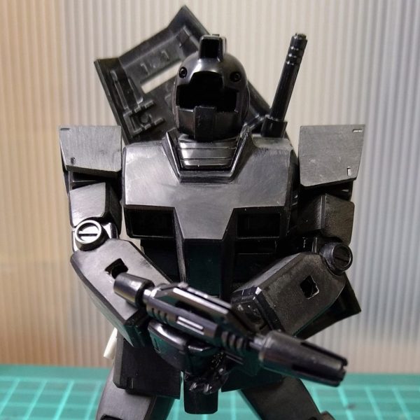 今週の製作状況肩とフロントアーマーの加工がとりあえず終わったので仮組みフロントアーマーはまぁ予想通りの動きはしてくれたようなので他パーツとの干渉具合を調整サイドに隙間が出来たのでサイドアーマーを大型化、スジボリかディティールを考えなきゃです。苦労して押し込んだ肩の駆動軸は前後２ミリほど動くだけとなりました。やはりジャストサイズのスイング軸を入れるべきだったか･･･次回ジム入手できた時にはリベンジしようかと思います。前回エコプラの感触を書きましたがやはりエコプラは通常のプラにくらべて柔らかいようです。柔らかい分、ヤスリの目詰まりが激しく感じます。柔らかいというより脆い感じでしょうかそれと瞬着硬化スプレー（私はアルテコをつかってます）の表面の状態が普段より気になりました。今後の使用は最低限にしないといけませんね。あとエコプラで改修作業をするとき目安の下書き線がまったく見えません。次からはランナーサフから作業を始めようと考えてます。（1枚目）