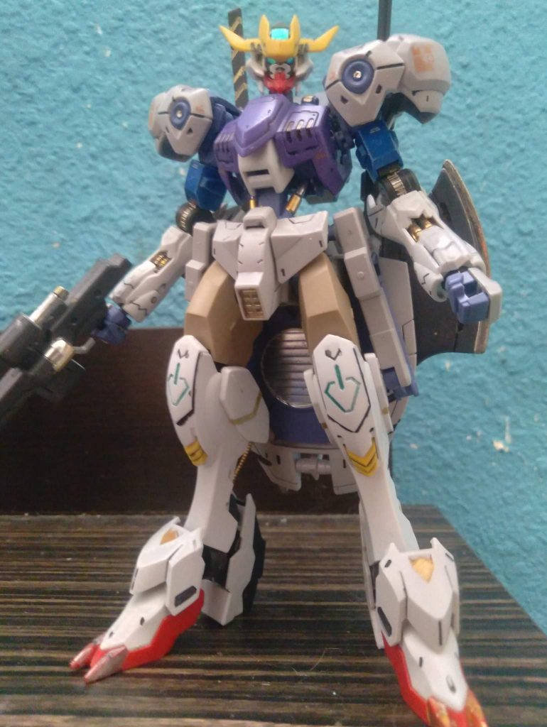 Here is the ground form. It has the gusion halberd and long sword for melee weapons and the vidar rifle for ranged attacks