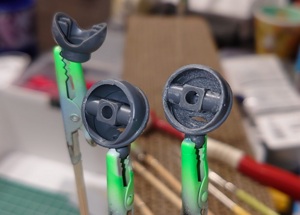 肩部アーマーの合わせ目消し、後はめ加工のために間口を削りました。