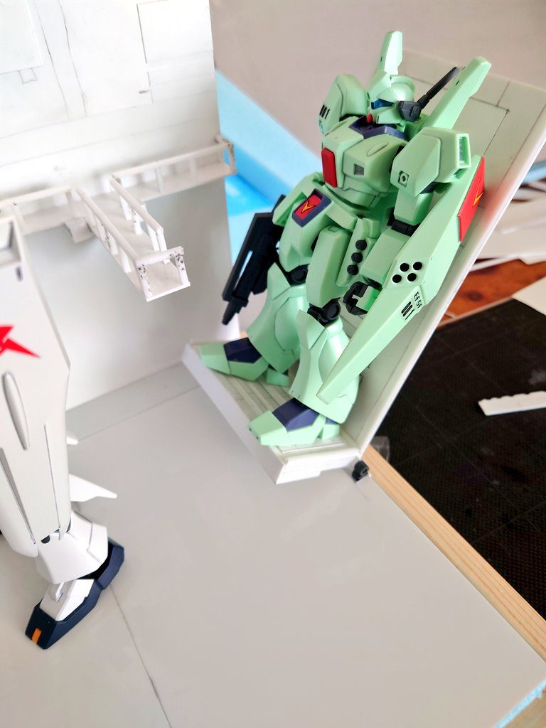 跳ね上げ式の搭乗通路。これも大変でした。1ミリずれるとユルユルになって跳ね上げた時に、固定できなくなります。