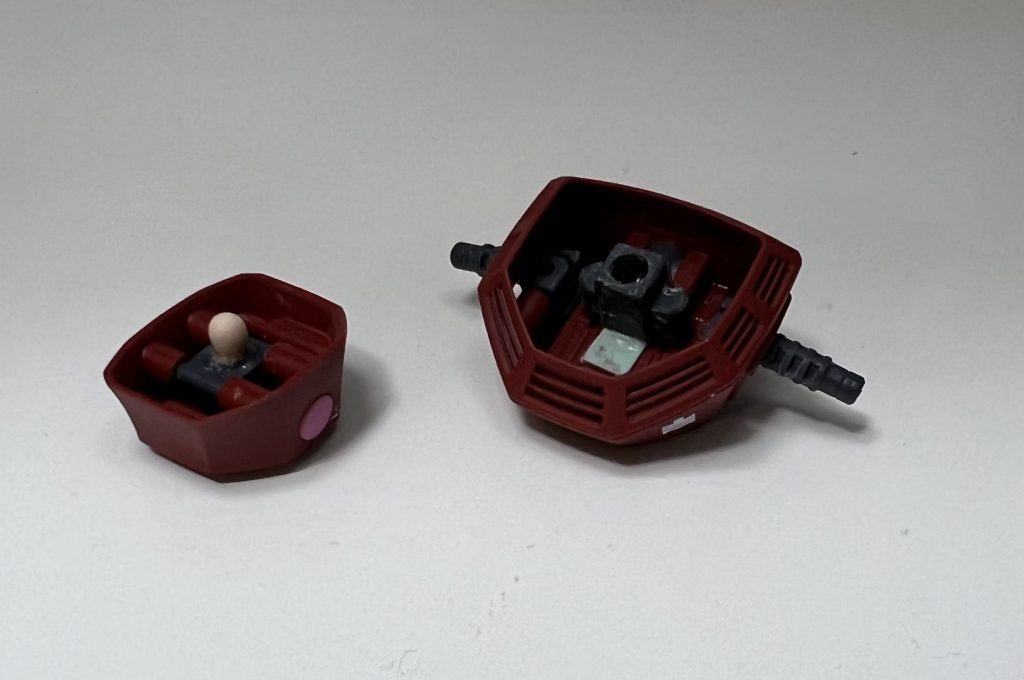 こちらの「ガンダム第13スタジオ」(https://gundam.studio/gunpla/hggelgoog0918/)を参考に胴体と膝部分の延長をしてます。腹部のボールジョイントがキットと違うのは、うっかりリモネン接着剤で接着してしまってキットのジョイントが壊れたから。接着剤が強力すぎて失敗。