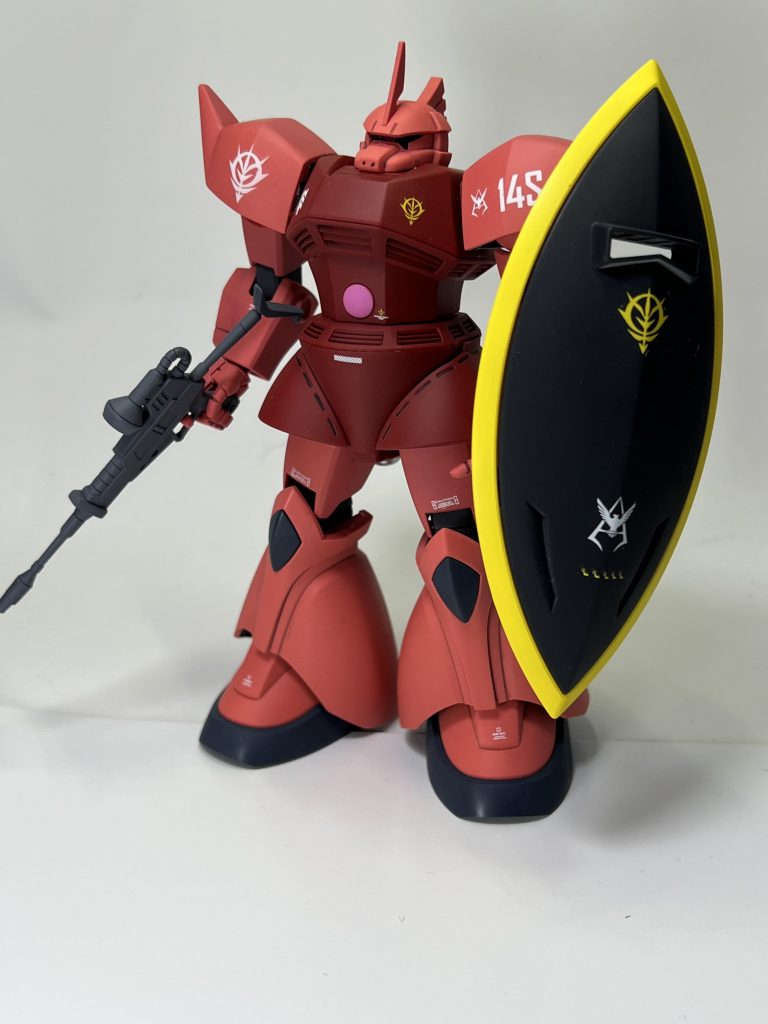 シャア専用ということでデカールをいくつか貼り付け。胴体部分と膝と太ももの部分も延長しています。シールドはミッドナイトブルーで塗りたかったけど、売ってなかったのでブルーとブラックを混色してみました。イエロー部分はキアライエロー。ライフルもそれっぽい色に塗装。