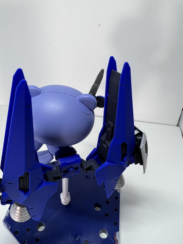 プチッガイの接続パーツは青(MSブルーZ系)で塗装してブースターに合わせました。バックパックの中央パーツにリボンをつけたかったですが、良い感じにつける方法が思いつかず断念。