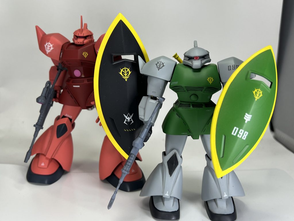 旧キットと一緒に。同じ1/144のはずなのに、大きさが明らかに違う......