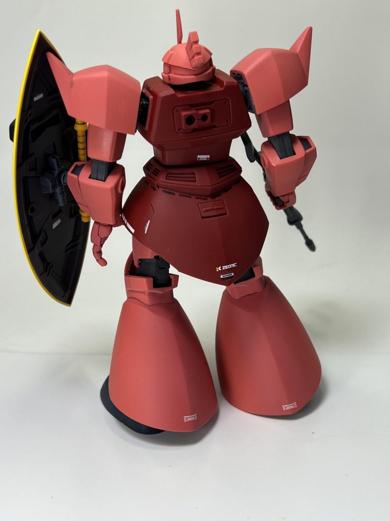 ふくらはぎアーマー部分の合わせ目消しに失敗したので、成形色に合わせてサーモンピンクを調色して塗装してます。