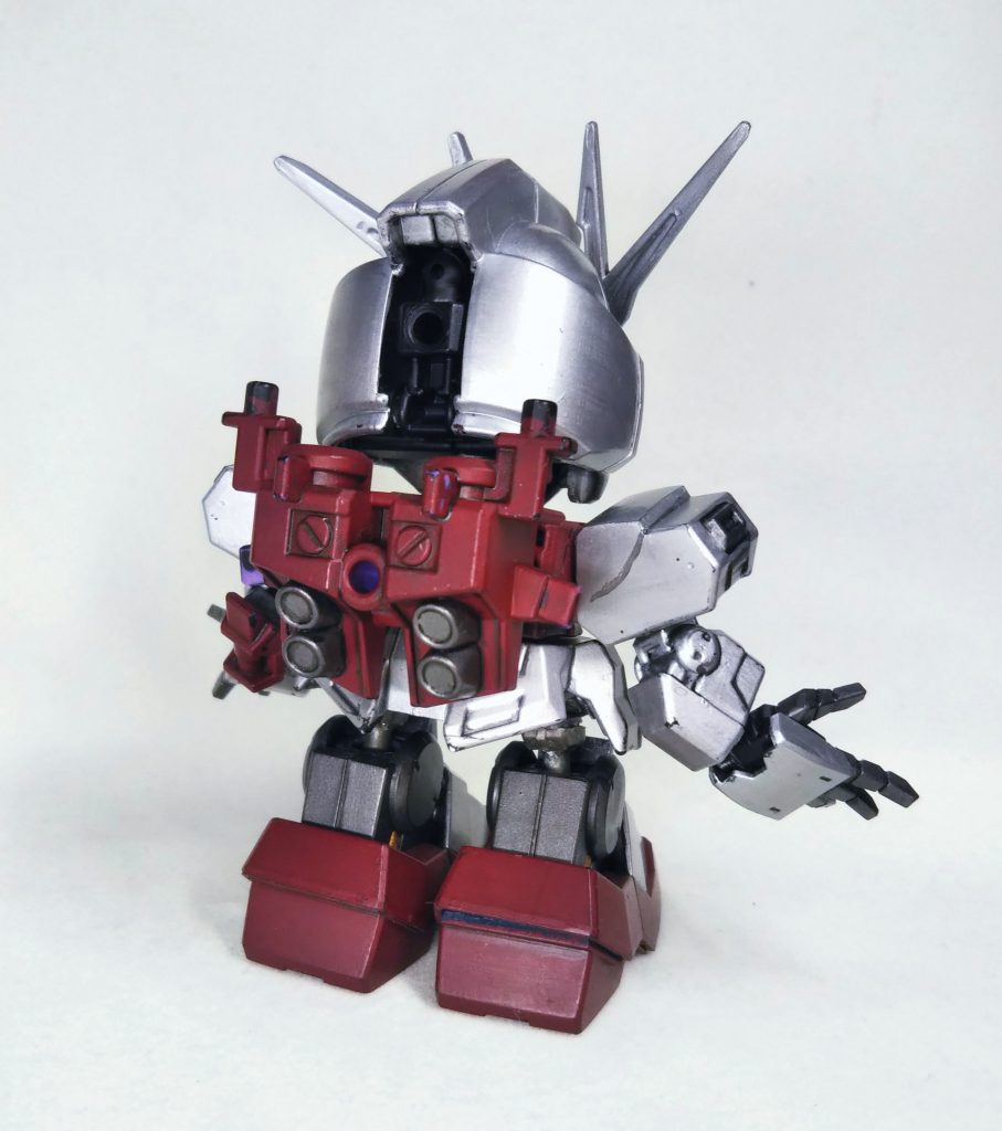 パーツ脱落は失格になるので警戒してフィンファンネルははずしてます。銀とエンジの配色は昔、地元の模型屋で作例で飾ってあった常連さんのオリジナル配色νガンダムに憧れたのでオマージュしていて、四股名も掛けてます。