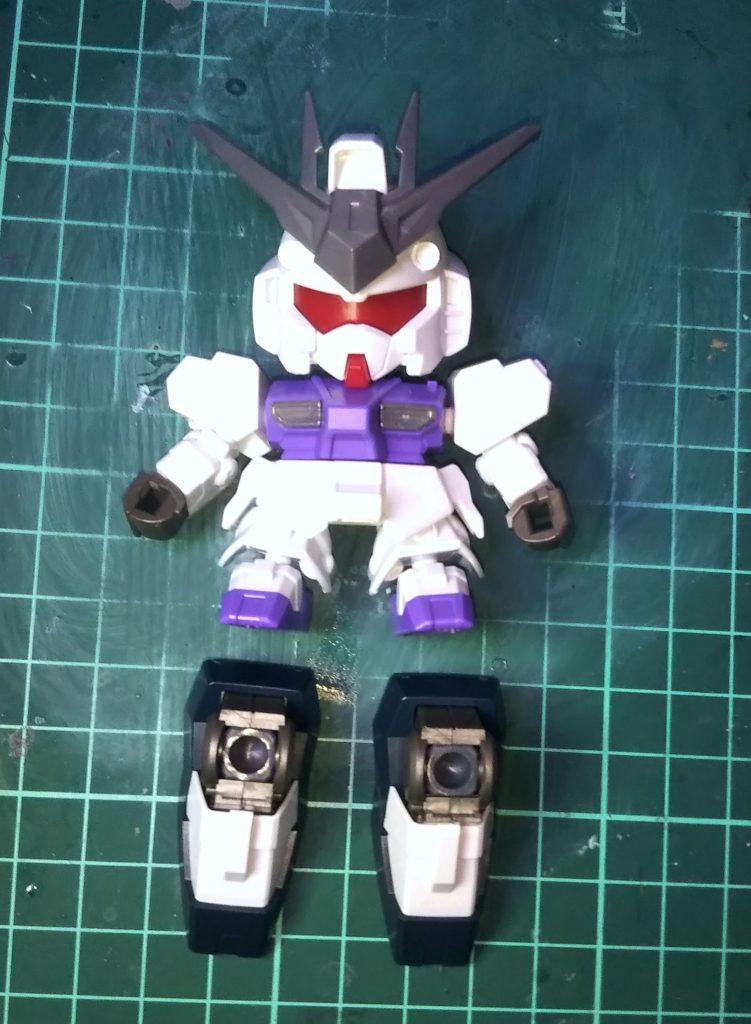 製作過程。足を大きく重くするのがセオリーなのでＨＧのνガンダムの足をジャンクから用意しました。