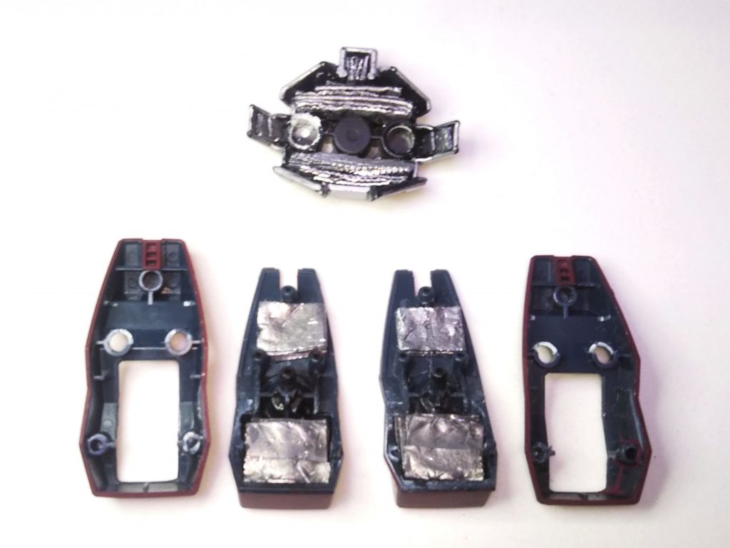 レギュレーションに合わせて板鉛を詰めて行く。思ったより入らないので旧キットとかもっと中がスカスカのキットにしたら良かったと思いつつももう〆切ギリギリ。