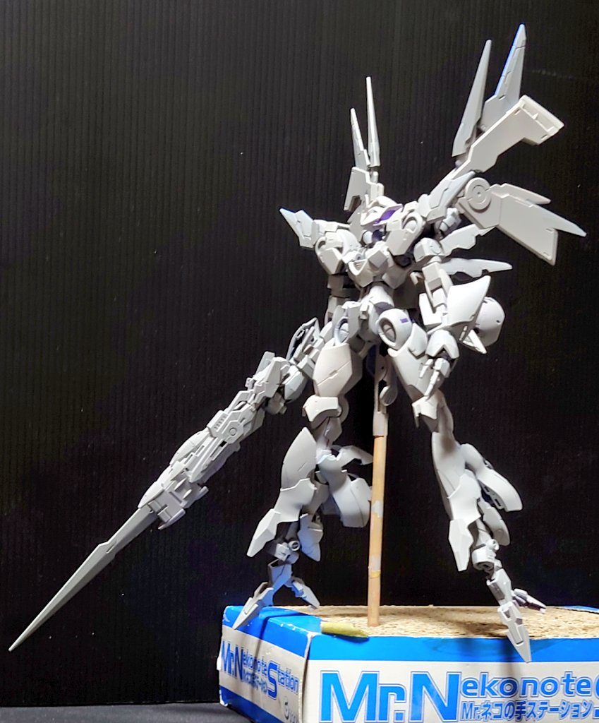 ざっくり切り貼りミキシングした状態です。最初はかなりスタイリッシュな感じでした。