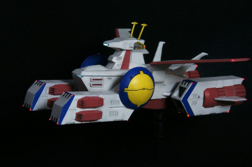 ファースト世代としては、やはりホワイトベースは欠かせない存在ですね。当時中学生だったと思いますが、ホワイトベースを作ったとき、塗装すらも思ったようにできずに悲しかったことを覚えています。今回、どうしてもリベンジしたかったのですが、光ファイバーが根元から折れたり、なぜか光が途絶えたり、何度も挫折しそうになりました。