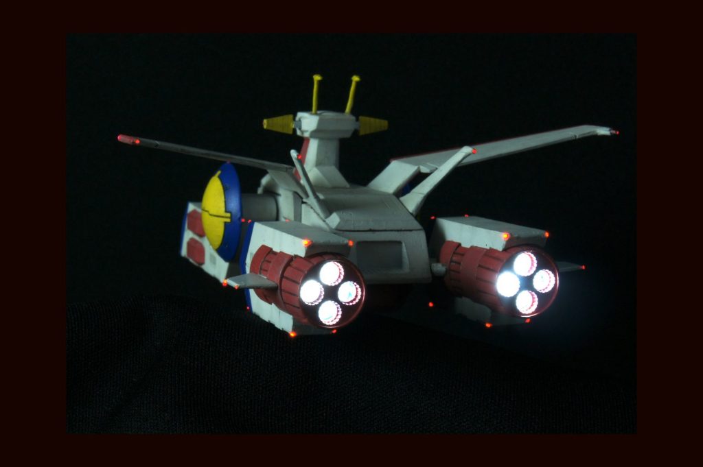 自作したパーツは、主翼、レーダー、アンテナになります。自作の理由は、端部を光らせたかったからなのですが、どうやら、レーダーとアンテナには衝突防止灯はつけないみたいですね。（【訂正】アニメではピカピカしてたとのこと。情報ありがとうございました。）エンジンにはそれぞれ白色のチップLEDを１つ仕込んであり、電源は胴体経由で供給しています。