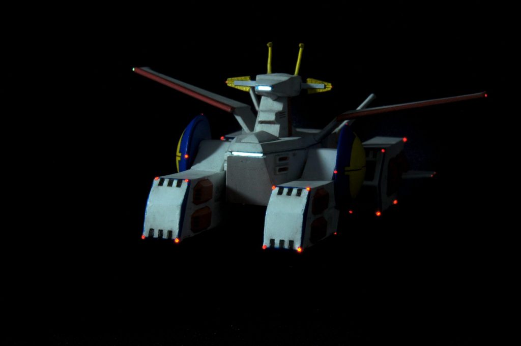 真っ暗な部屋で点灯するよりも、特に、朝の少しうす暗い部屋の中で点灯する方が見栄えが良く、お気に入りです。光ファイバーは、光が見える向きがあるので、パーツのギリギリでカットするよりも少し飛び出すようにカットする方が、光が見える範囲が広くなるようです。（もう少し早く気づけば良かった）