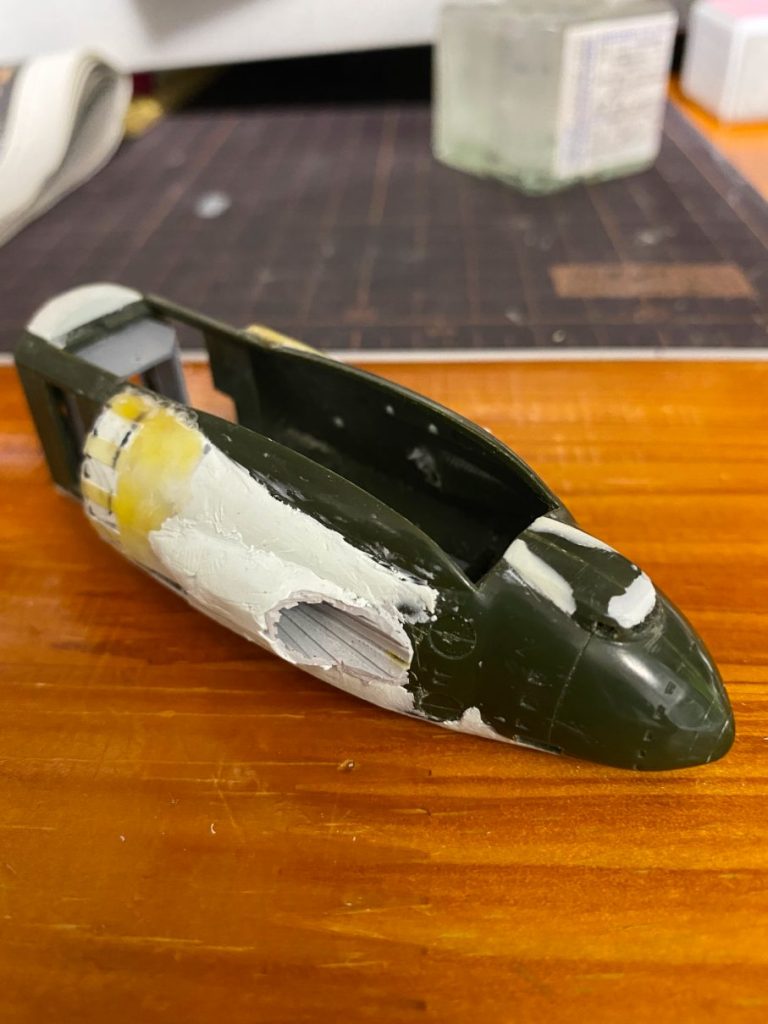 全体のフォルムに関する箇所、白い部分は、タミヤ・エポキシ造形パテ(高密度タイプ)、黄色く見える箇所はタミヤ社の光硬化パテを使用しています。大型ミサイル発射口はザンジバルの特徴の1つなので、こだわって新規に造形しました。セメダイン社のエポキシパテで作りました。