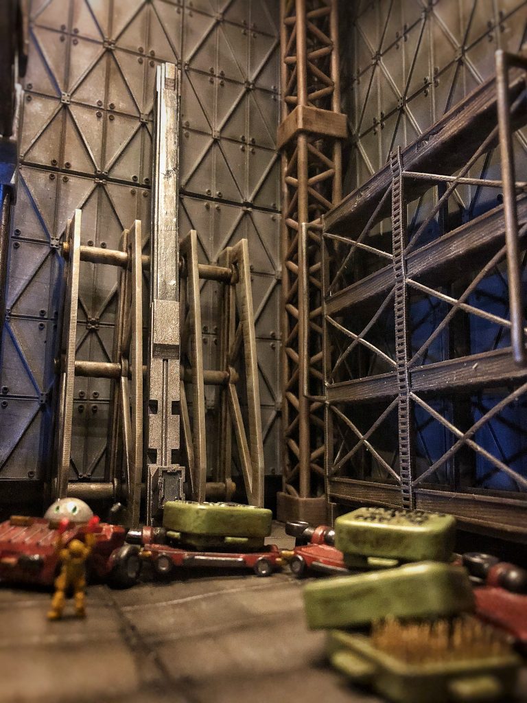 AI牽引車や武器ラック、側面には足場も配置しました。もちろん全てオリジナルの3Dプリント品です。