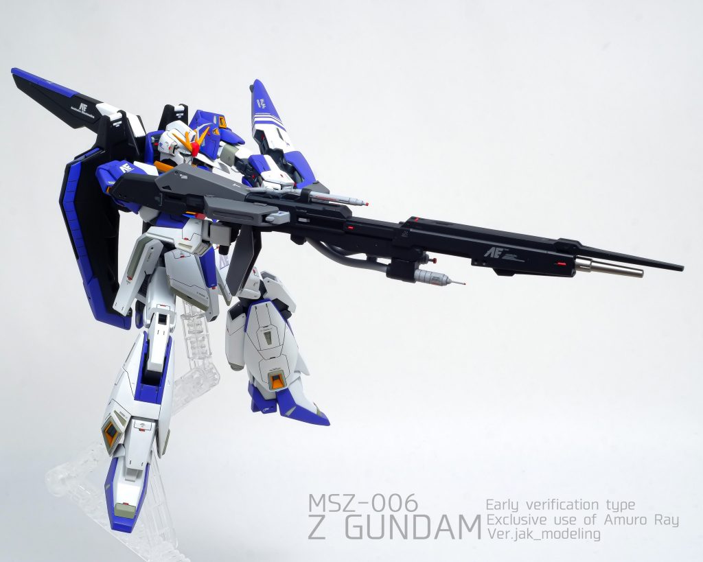 平面出し、各所にスジボリ、パネルライン、穴あけディティール、ビットによる面取りを追加し塗り分け、プラ棒工作によるディテールアップを施しました。レッド部の分量を抑えたカラースキームに大胆に変更することでまとまりのよさとオリジナリティを高めています。