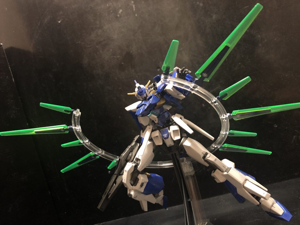 何をもって“C”なのかはわからないが、ガンダムAGE−FXの“Cファンネル”は、それ自体が敵に突撃してダメージを与える他、ビームなどを弾く盾としても使う事が出来る。レモン100個分の“C”が充満してるに違いない。無線誘導されるこの装備は、対ガンダムレギルスとの戦闘において、けちょんけちょんにやられた時に、ヴェイガン製のX−ラウンダー装備“ビット”の有用性を認めたからである。ビットコインは関係ない。キオ「このガンダムなら..!ボクのしようとしてる事が出来るかもしれない...!」oyz「そして私は、そのガンダムAGE−FXに合体変形機構を組み込んだよ。」キオ「おお!」アカオ「またやりやがったな!」アオ「しかし、そうでなければ、俺たちのいる意味が無いからな。」oyz「では今回のAGE−FXだが、3機のマシンが1機のロボに合体する、ヒーローロボ仕様になってる!」アカオ「オイオイこの説明3度目だぜコレ。」oyz「それぞれのマシンに3人の兄弟が乗り込んで、いや、すまん。Aパーツにはアカオの心、Bパーツにはアオの心、そしてコアファイターにはキオ、3人で敵と戦うんだ。」アオ「この辺はちょっとAGE−3とは違ううな。」oyz「3機のマシンはそれぞれに合体する事で、いろんな合体パターンを作れるよ。」キオ「へー!凄いです!」oyz「キオくんはホンマにええ子やのー。それで、ガンダムFXは、上半身、下半身、それとコアで、それぞれAパーツ、Bパーツ、Cパーツに分離、可変するんだ。ではそのパターンを説明していこう。」キオ「宜しくお願いします!」アカオ「お決まりのパターン!!」⭐︎コレが、ガンダムAGE−3オービタルの秘密だ!① Aパーツ GトップFX② Bパーツ GベースFX③ Cパーツ コアファイター