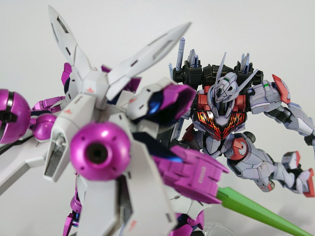 艶消しでシャドウを入れたルブリスに対してメタリックとパールで無機質な工業製品のような雰囲気に仕上げてみました。