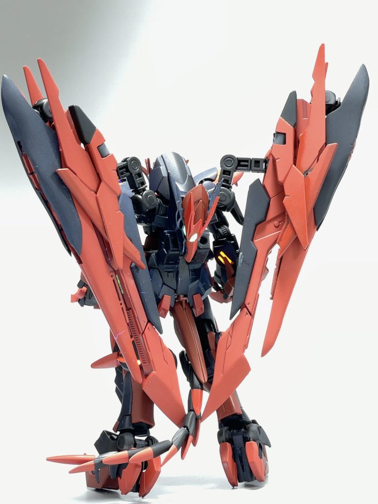 背面です!しっかりVの字が出来ててお気に入りです!グレモリーのフードが変形に使えると思って選びましたが良い感じに可動してくれました!