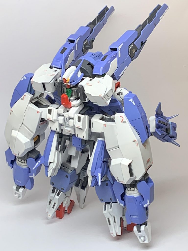 カラーリングはGNアームズ、アヴァランチユニットを纏ったイメージで薄紫と白を基調としています。