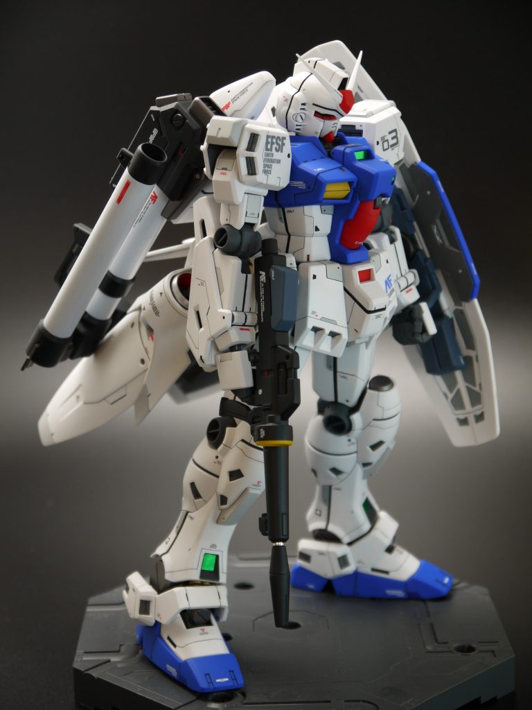 ホワイトの外装は全塗装、ブルー・レッド・イエローは成型色、フレームは部分塗装し、ツヤ消しトップコートで仕上げています。頭は削り込んで小型化、マスクはシャープに削り込んで位置を調整して接着。首の軸を後ろに移動。コクピットブロックを前に移動。肩はプラ板で大きくしています。