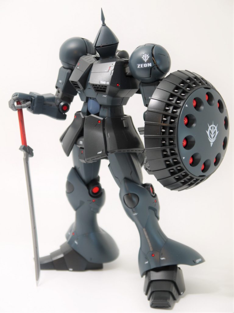 キットはかなりゴリマッチョな感じがするので、スマートに見えるように各部を加工しています。頭は目のスリットを細くして目つきを悪く。胴は腹部を削ったり、詰めたりでスリムに。腕は胴に寄せて、上腕も前腕も細く加工。ムチムチな太ももを削り込んでシャープな印象に。足首は根元で延長し、かかと側のデザインを変更してスリムにしています。