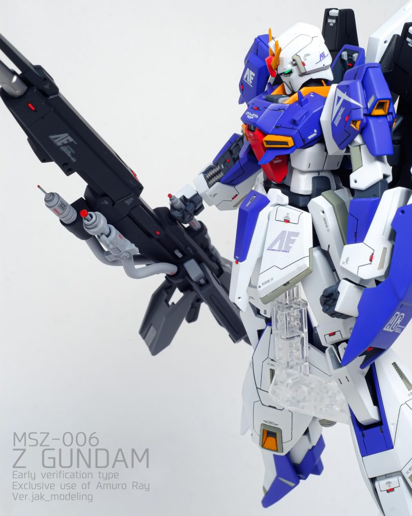 飛行形態への変形はオミットしています。武器類の伸縮ギミックもオミットし長い状態での固定としています。