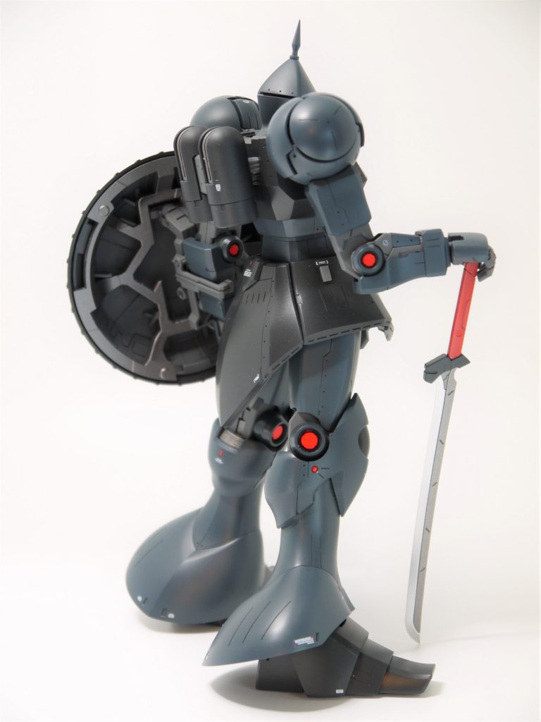 肩は外装を分割して、大きく見えるように少し展開して再接着しています。いつものように、ほとんど見えないフレームは簡単フィニッシュ、外装は全塗装で仕上げています。