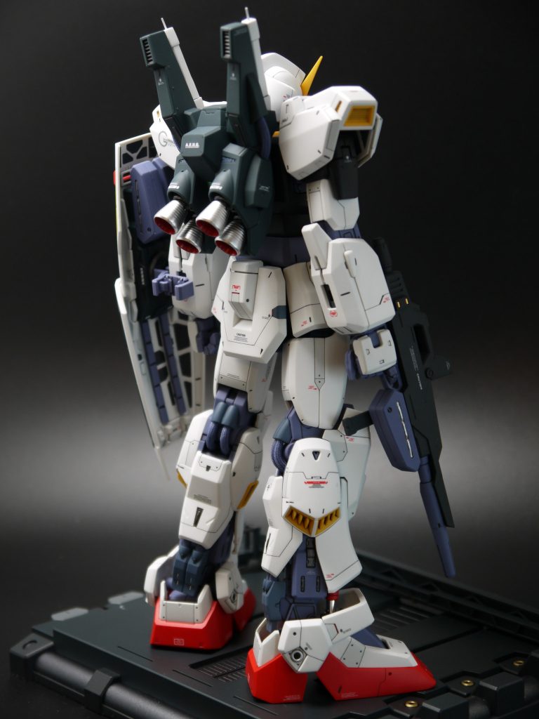 ■腕  ・肩側面のダクトを一度カット後にズラして再接着し、出っ張りを小さく  ・前腕を延長■脚  ・付け根と足首で延長  ・太ももの幅を拡大、前面をくさび状にボリュームアップ  ・スリッパが大きいので、カットして前後を短く■シールド  ・腕から離れ過ぎなので、接続部を4mmほどカット