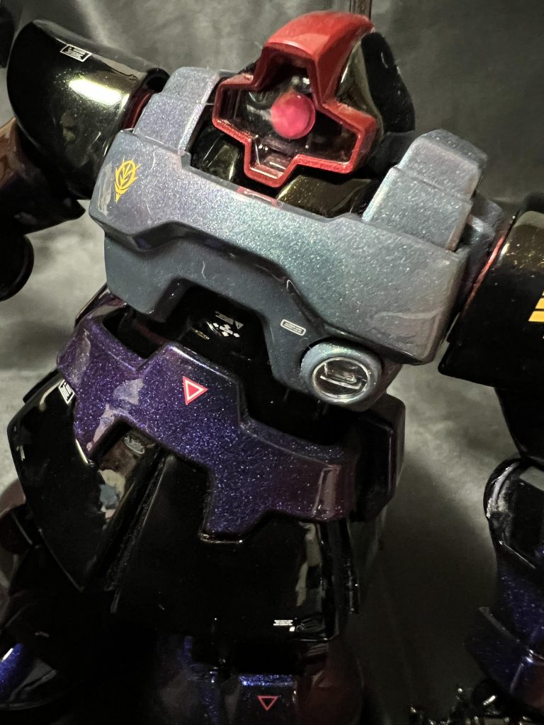 正面ややアップ。グレー部もマジョーラガブリエルを使用。黒はドープブラックゴールドです。