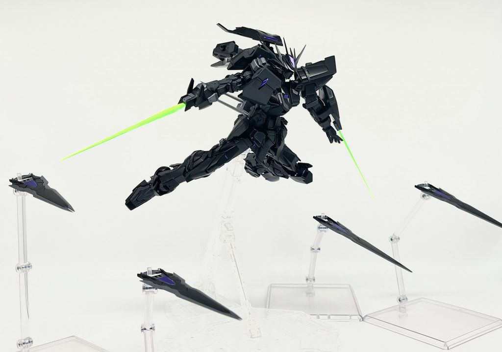 武装はガンブレイド×2、ビームサーベル複合防盾、ソードドラグーン×4、ガントレットセイバー