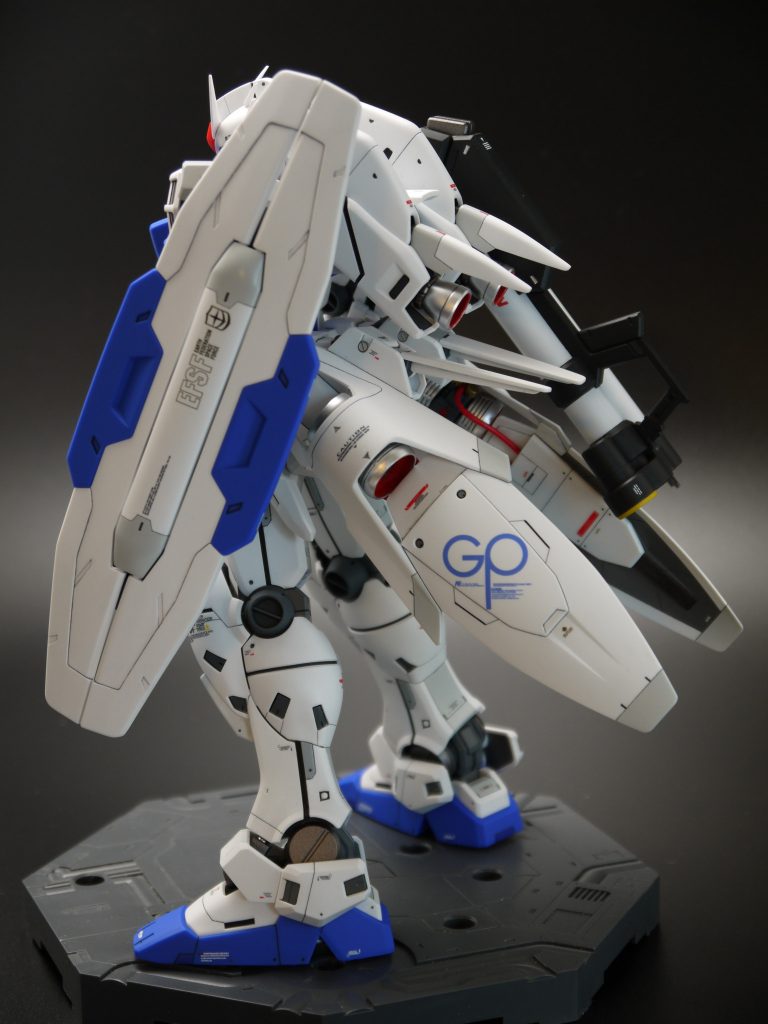 テールバインダー裏にはケーブルなどを追加してディテールアップ。その他の箇所もスジ彫りや塗り分け等で情報量を増やしています。