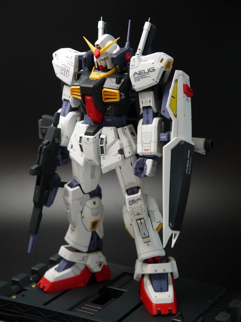 ■頭部  ・マスクは削り込み、位置を調整して接着  ・アゴはプラ板で大型化  ・頭の前半分は上下に幅詰めして小型化■胴体  ・胸は左右から削り込み、幅を狭く  ・内部も加工して腕の付け根を胴に寄せる  ・肩付け根のフレームは大型化  ・フロントスカートは延長