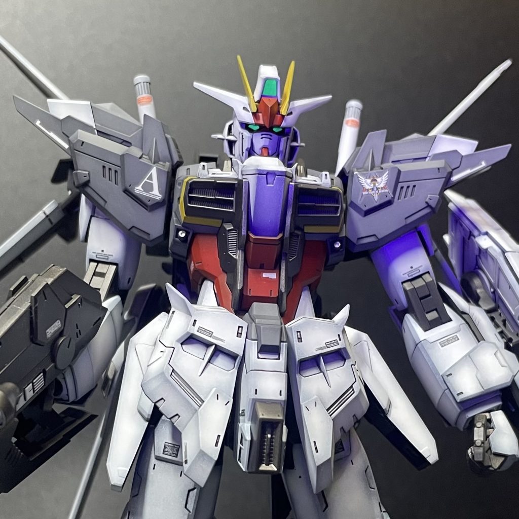 ツインアイとサブカメラは蛍光塗装でUVライトで光ります。