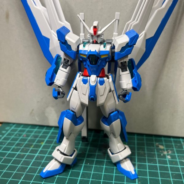 ガンダムヘリオス仮組。雨のせいで塗装出来なかったので積みプラ崩し。結構かっこいいねこれ。ただ気になるのは何故、ウイングが逆さまになっているのか❓フリーダムとの差をつけたかったのだろうけど。でもちょっとバランスが悪い。結局僕はフリーダムの位置に戻して置いた。それにしても余剰パーツの多いのなんの。昔のhgのパーツ数くらいある。ちょっとうれしいけどね。大事にとって置きます。（1枚目）