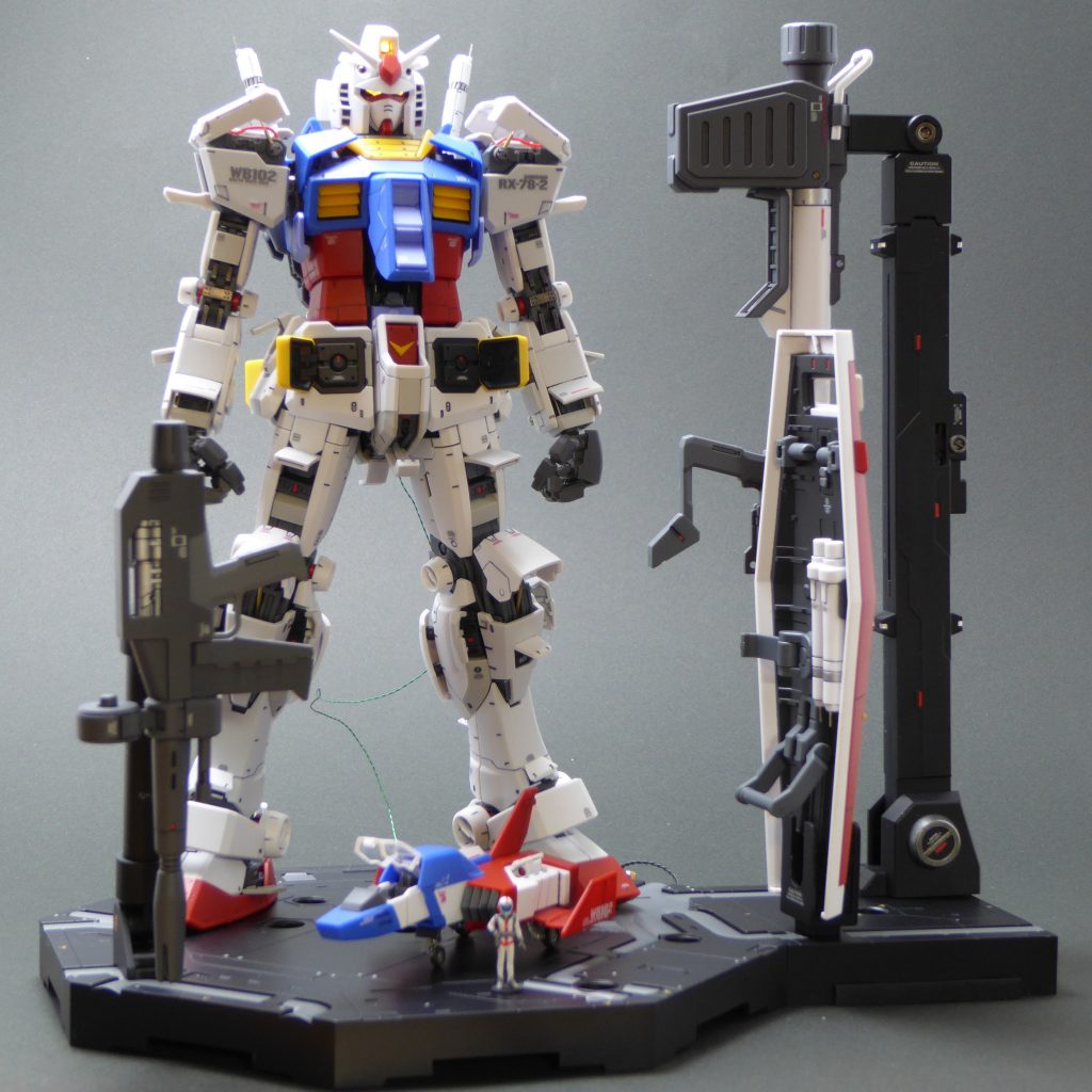 まだ全塗装する勇気が無かったので、本体もアクションベースも部分塗装+ツヤ消しトップコートだけの簡単フィニッシュです。