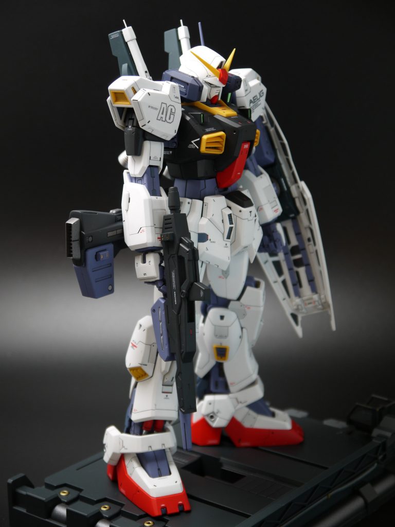 その他、各部にスジ彫りを追加してディテールアップ。いつものようにフレームは簡単フィニッシュ、外装は8割ほどは塗装していますが、黄色いパーツとランドセルは簡単フィニッシュです。シールド裏など各部を細かく塗り分けることで、情報量を増やしています。レッドポイント、デカールを沢山追加し、ツヤ消しトップコートで仕上げました。その上から、メタルパーツやラピーテープを貼り付けています。