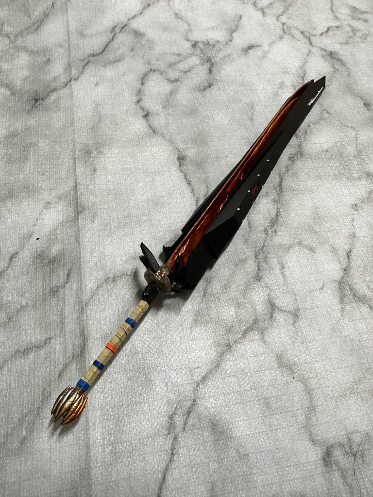 鞘は完全オリジナル。。。というかこのくらいしかできませんでした。炎の形のせいで挟み込んで保持する形にしました。中にスリットがあり炎を回避しています。