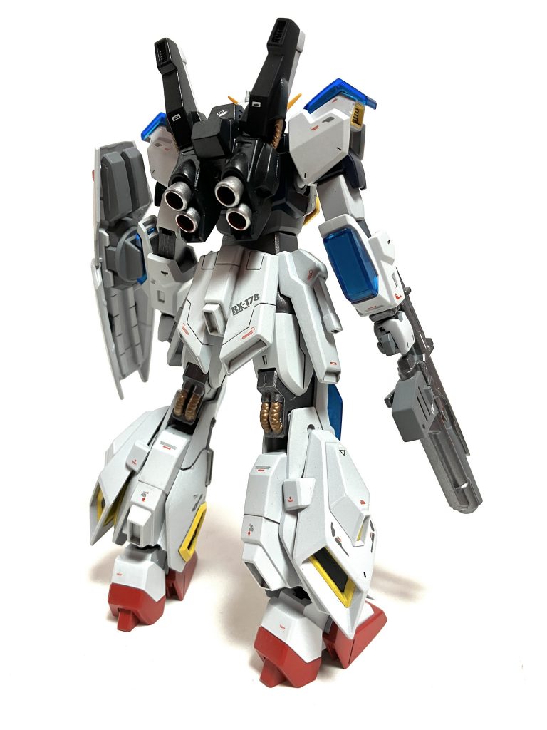 ◆正面・背面◆万丈リーダーからのオーダーは、・スクランブルガンダムにも歴代ガンダムにもしっかり見えるように。・カラーリングは歴代ガンダム準拠。の2点でした。スクランブルガンダムの印象は崩さずガンダムMk-Ⅱのパーツをミキシング!スクランブルガンダムの脚部バーニアがMk-Ⅱっぽくないと感じたのでパワードジム・カーディガンの脚部バーニアに取り替えています。