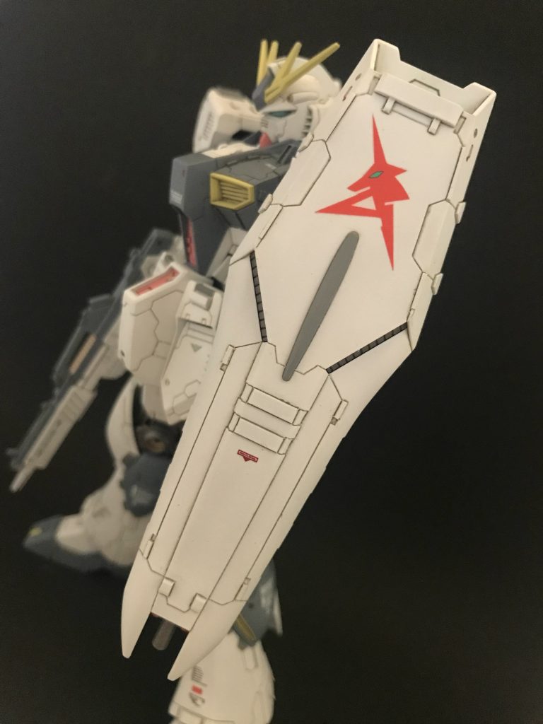 意外と手間取ったのがシールドでした。色んな作品を見てディテールを決めました。やりすぎないがテーマです。