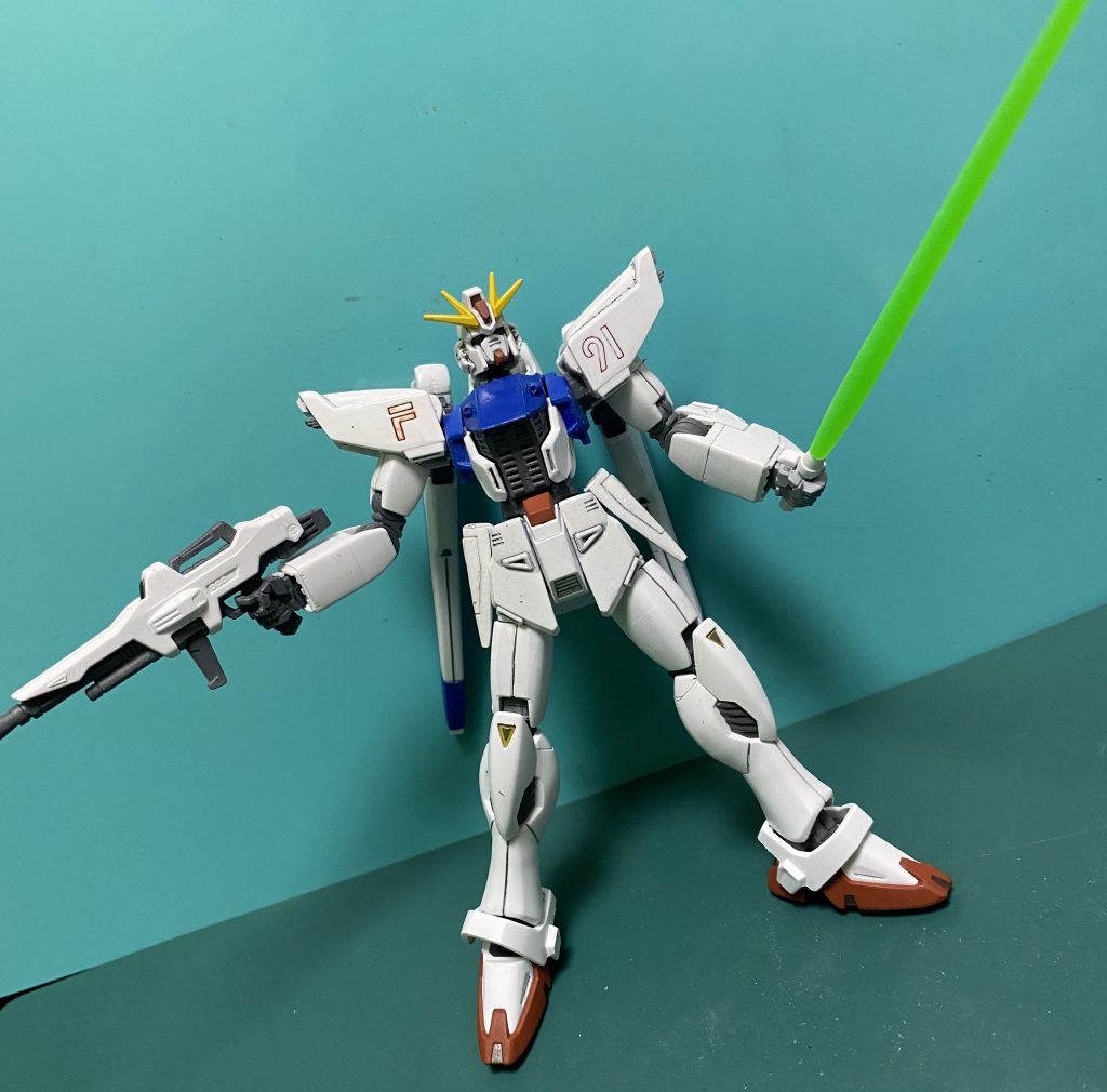 意外といいキット。線の細さはイメージ通りかもしれない。値段の割に武装もよく、わりと楽しい。難点はビームシールドにするとポーズが限定的になる事と、ヴェスパーの合わせが雑なのと取付パーツが繊細で折れそうなところ。