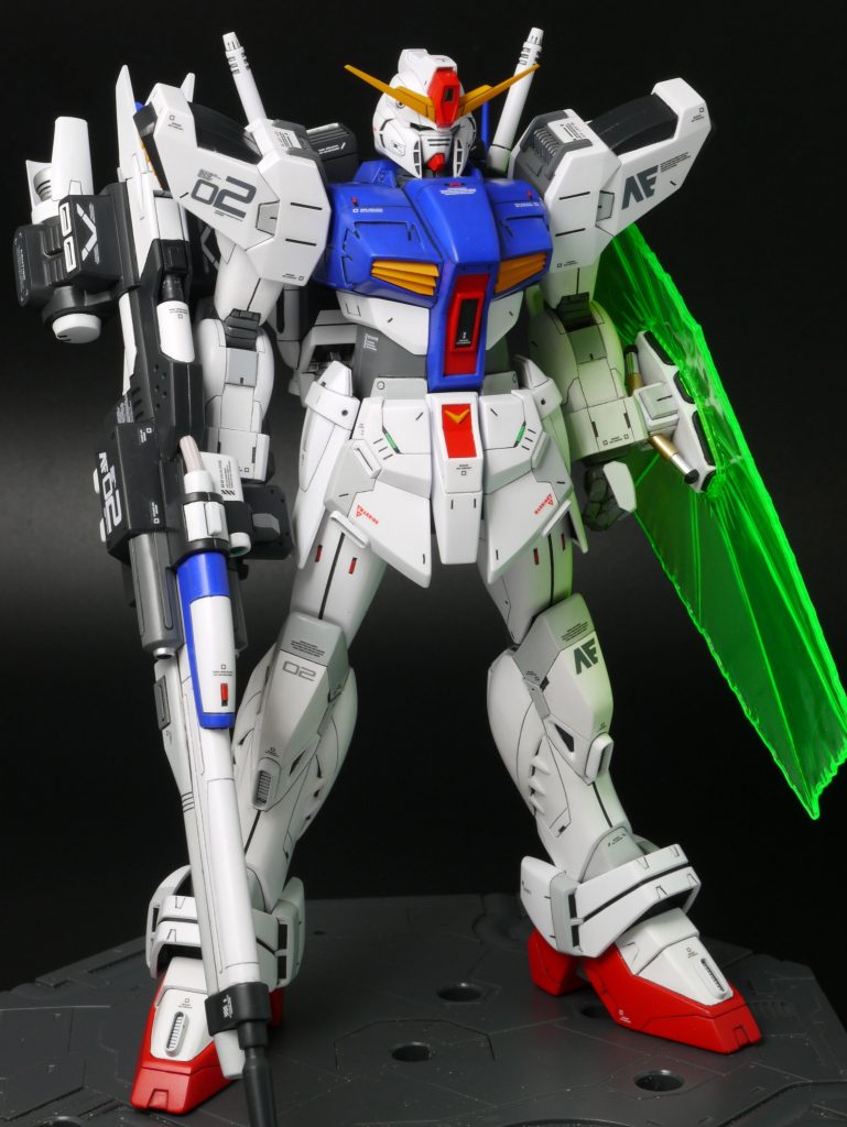 <Gバード>・砲口を変更してスリムに、小さい羽根は削除・中央部のじゃばら(?)をガラスチューブに変更・前向きのバーニアは小さいものに変更・前が白、後ろが黒と色が分断されているので、カラーバランスを変更・腕との接続部には磁石を内蔵<ビームシールド>・シールド根本が寂しいのでデザイン変更し、シリンダーを追加