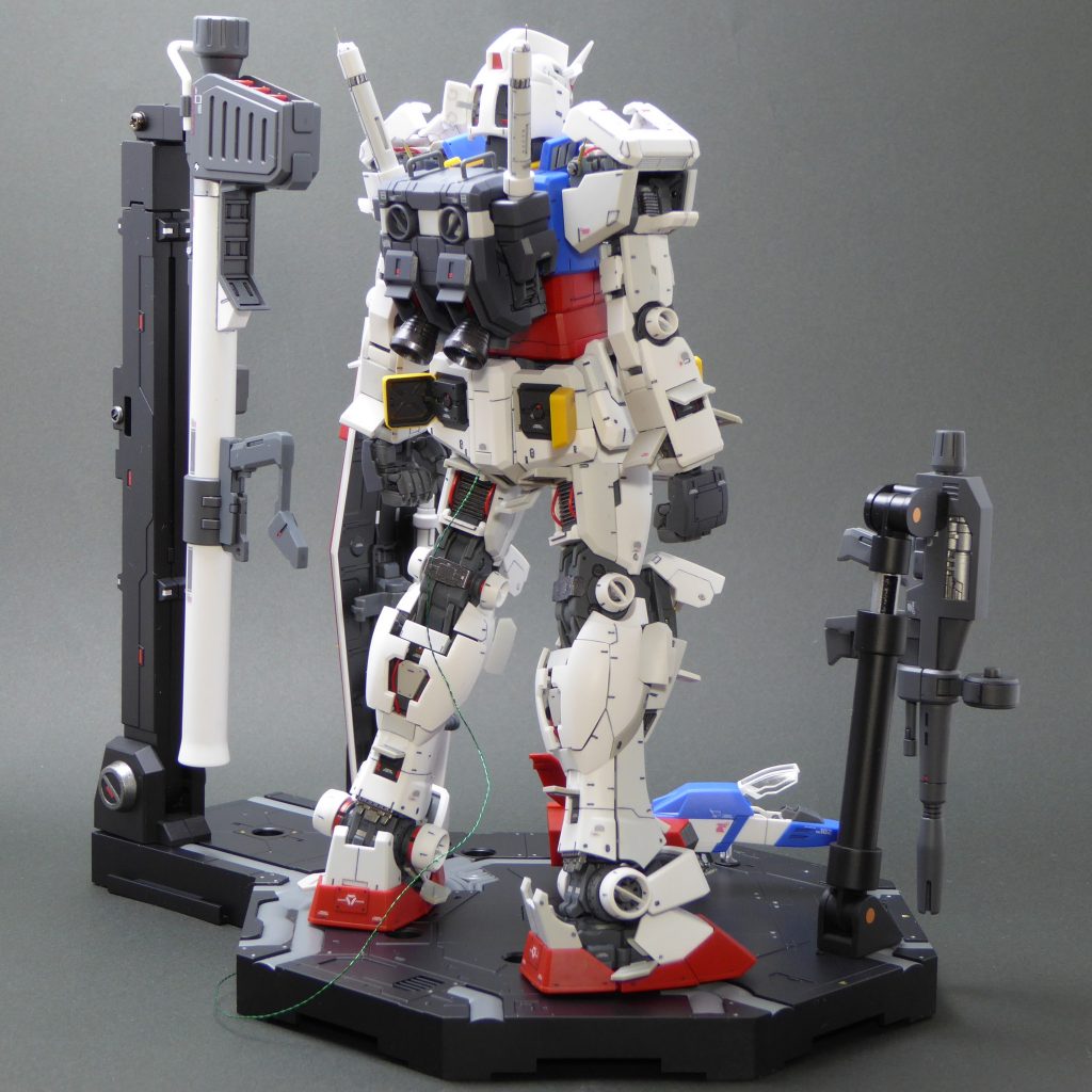 おしりから出ているケーブルはLED用の電池につながっています。バズーカとライフルはマグネットでアクションベースの支柱に脱着できるようにしました。