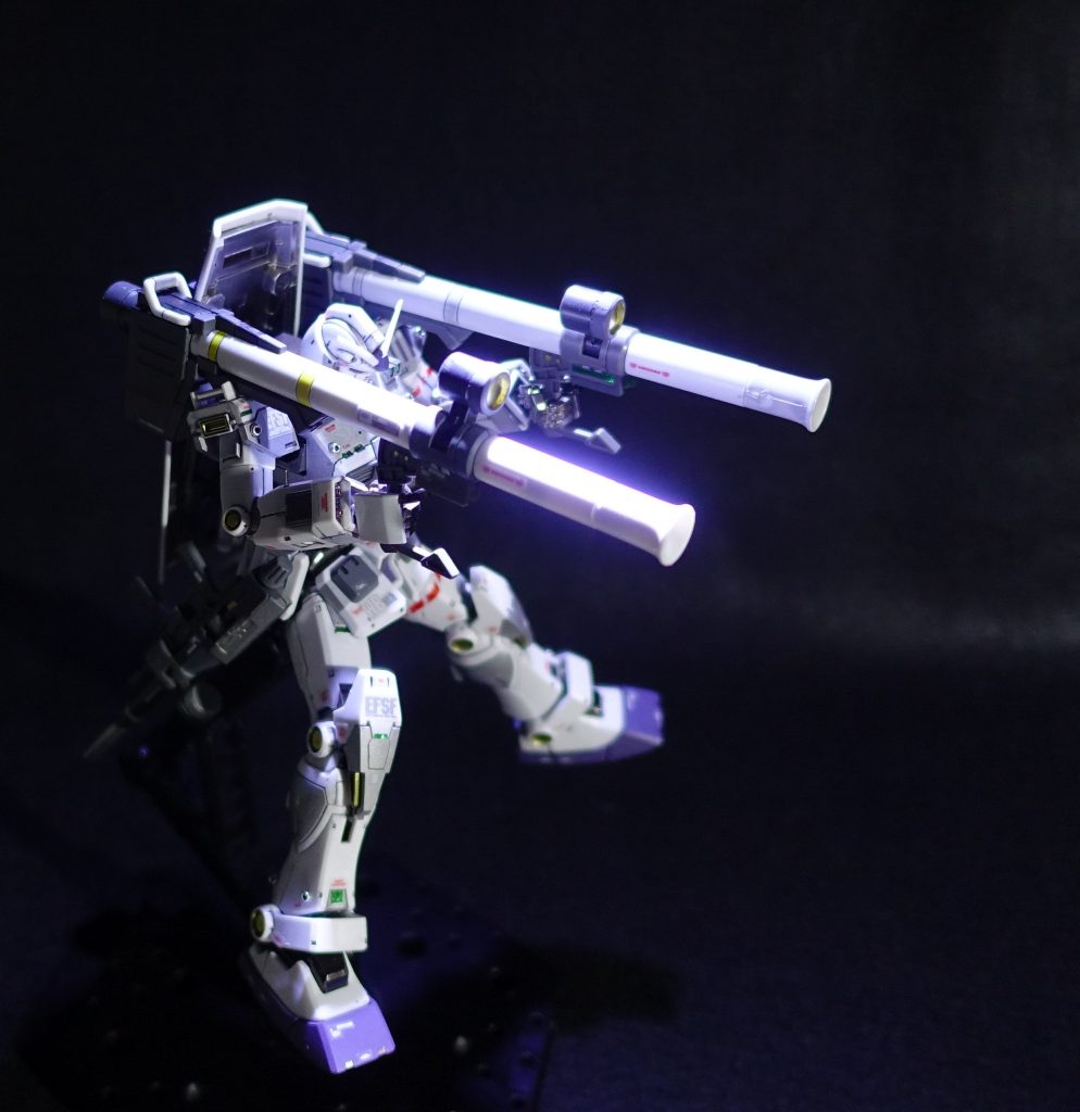 ●ダブル・バズーカの取り回しにランドセルにマウントのビーム・サーベルが干渉するため、腰部にマウントを変更。