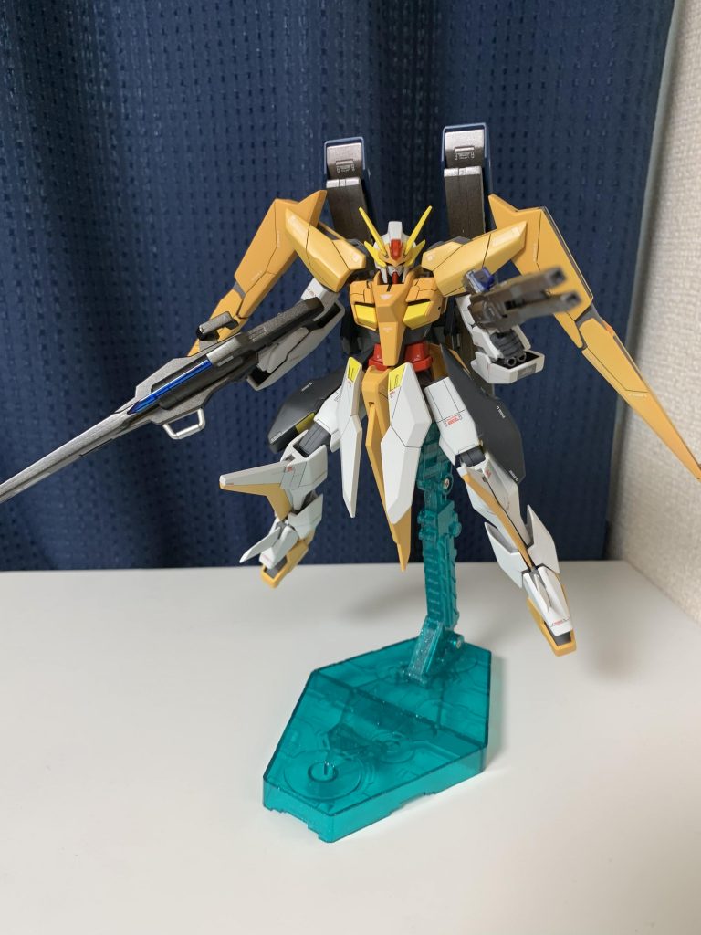 武器類やクリアパーツはメタリック、光沢、他はつや消しです。装甲内部の塗り分けなどマスキング箇所が多かったです。