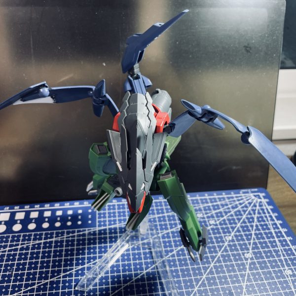 ガンダムアストレイレッドドラゴンをプチ改造⑤支援機のドラゴン弄りが楽しくてしょうがない今日この頃ですw GUNSTA友達のMono.さんからの助言を受けて、尻尾をつけ、竜騎士風に乗れるようにしてみました！アストレイはいろいろと干渉しそうですが、助手くんなら乗りこなせそうですwww（3枚目）