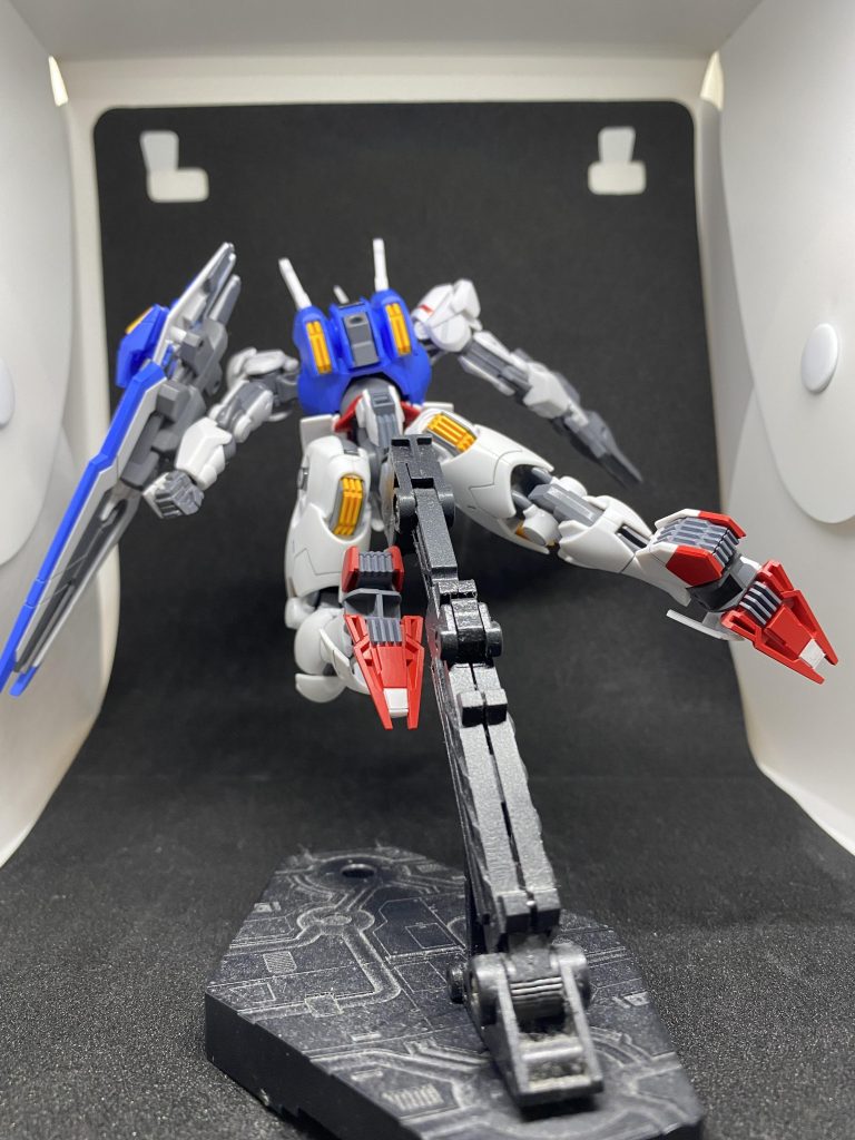 足裏。何気にこのショット気に入ってます。アクリル塗料で赤塗った後にエナメルのグレーを筆塗りしてはみ出たとこを拭き取りました。